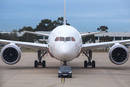 Une Tesla Model X tracte un Boeing 787 - Crédit photo: Qantas