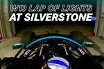 Une Formule 1 lancée à pleine vitesse dans la nuit à Silverstone