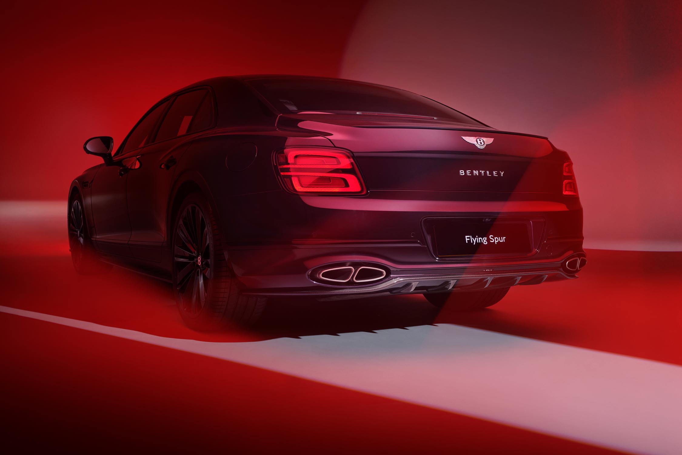 Une ligne d'échappement Akrapovic enrichit la gamme Bentley