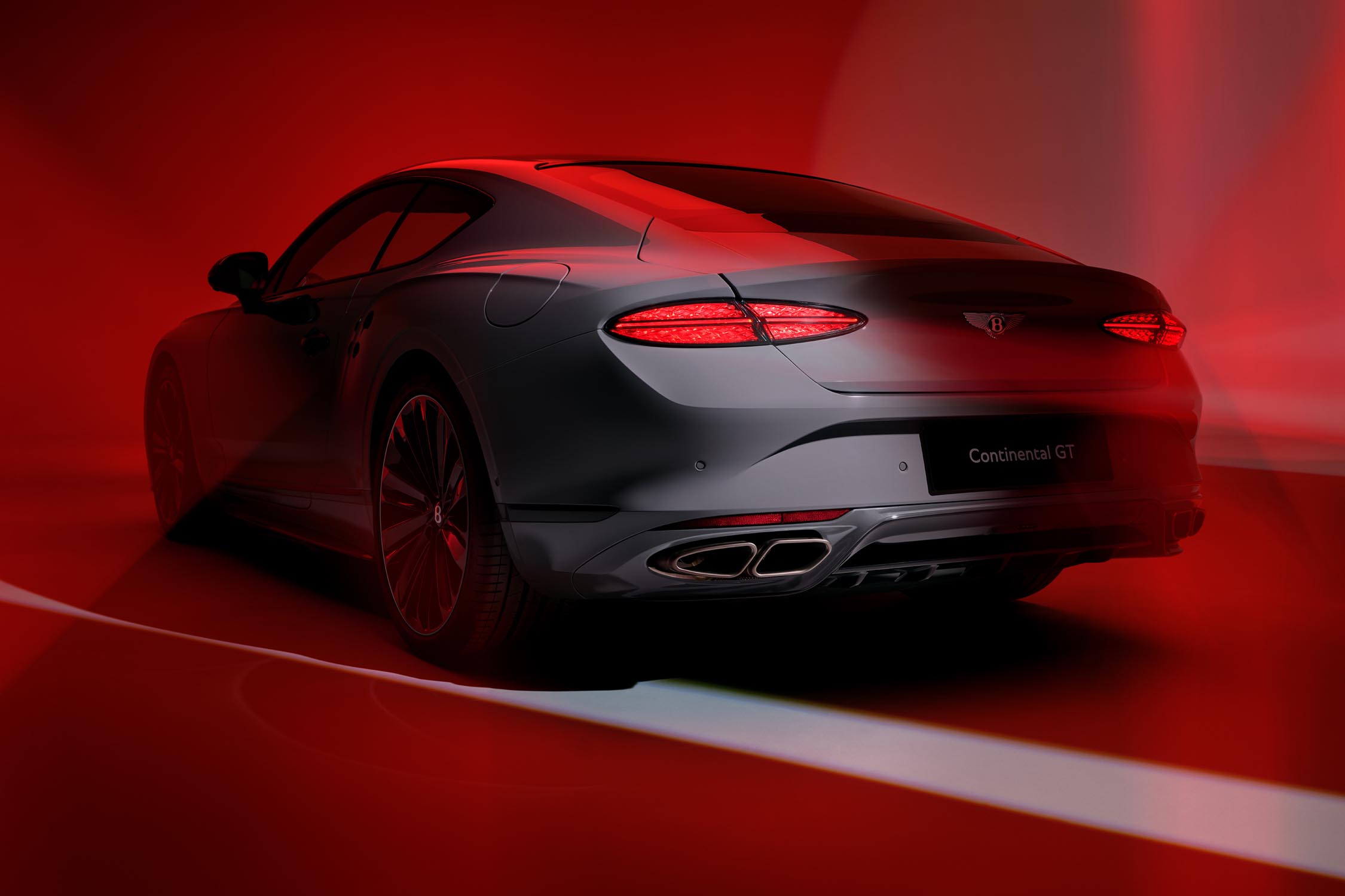 Une ligne d'échappement Akrapovič enrichit la gamme Bentley
