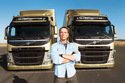 Van Damme fait son show sur deux camions