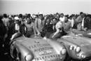 Hans Herrmann (2e à gauche) et la Porsche 550 Spyder victorieuse en 1954