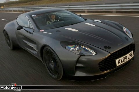 L'Aston One-77 va vite... très vite 