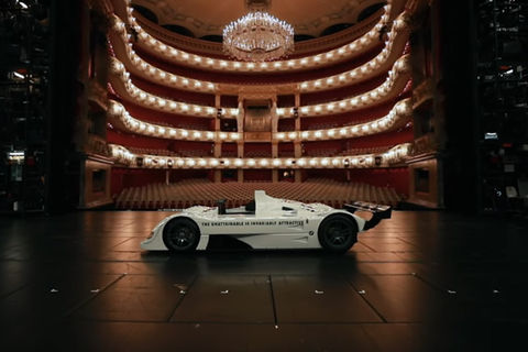 La BMW Art Car V12 LMR de 1999 entre sur scène