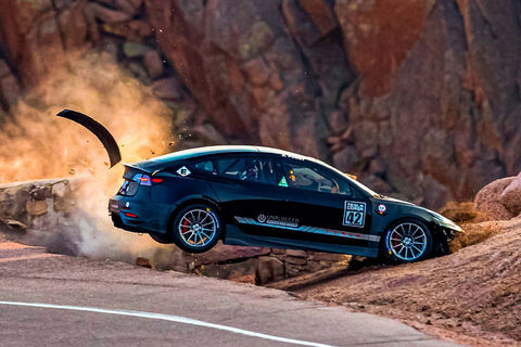 Spectaculaire sortie de piste d'une Tesla Model 3 à Pikes Peak